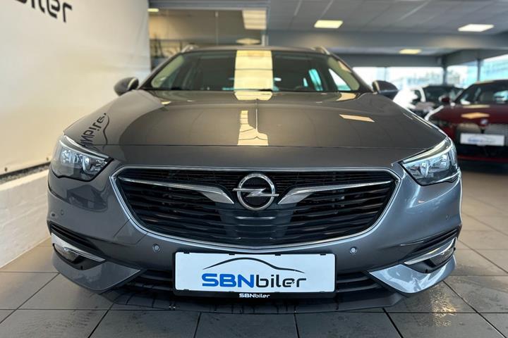 Grå Opel Insignia fra 2018