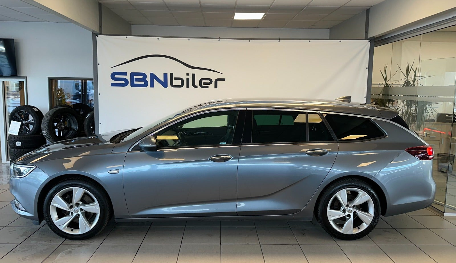Grå Opel Insignia fra 2018