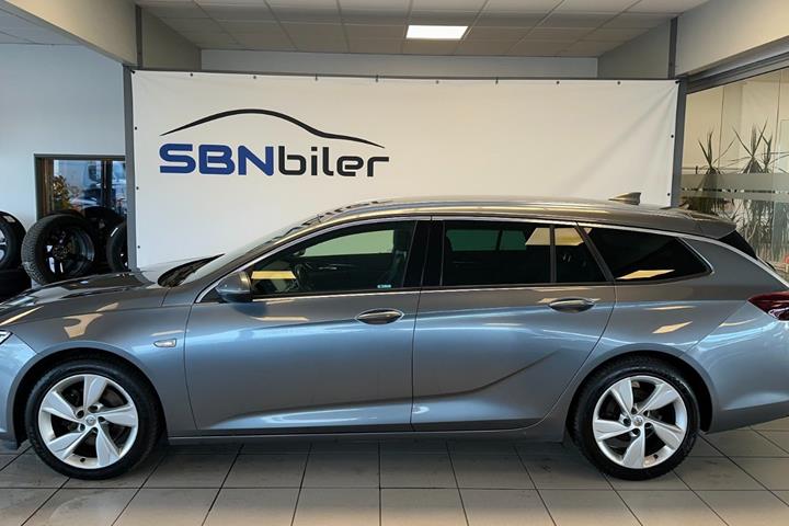 Grå Opel Insignia fra 2018