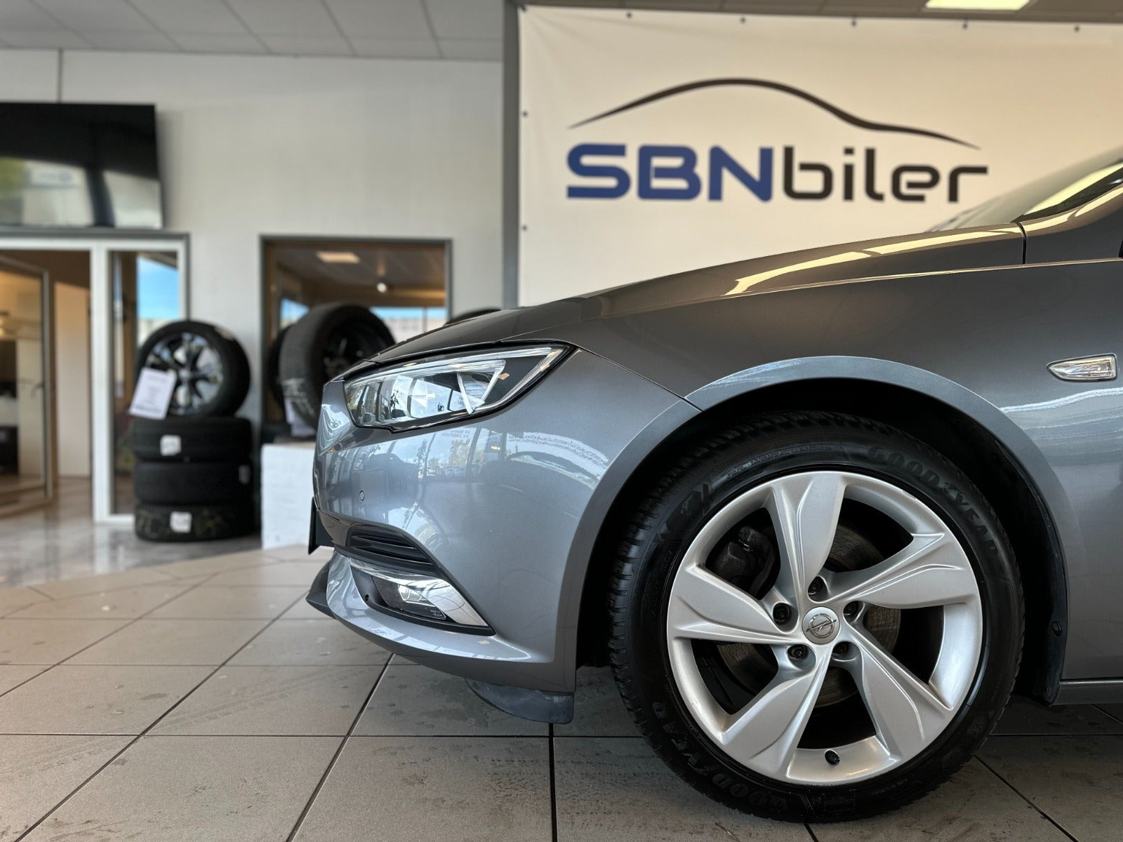 Grå Opel Insignia fra 2018