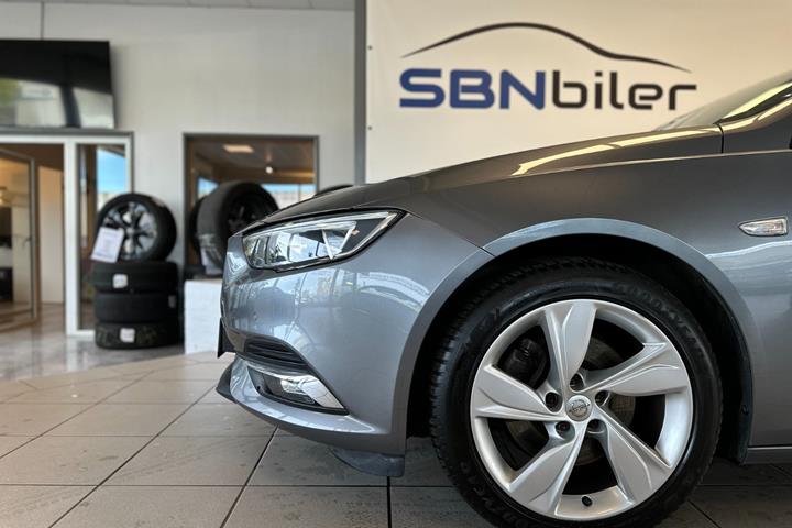 Grå Opel Insignia fra 2018