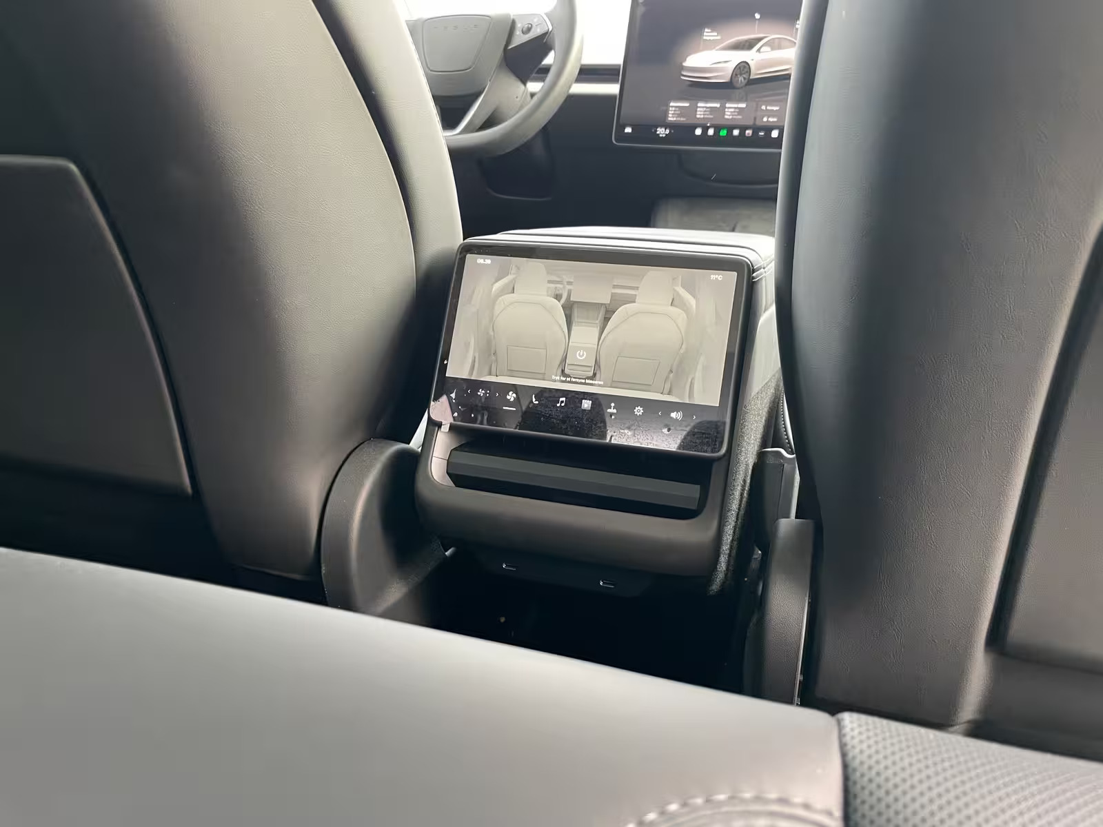 Hvid Tesla Model 3 fra 2024
