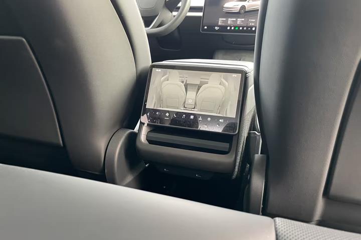 Hvid Tesla Model 3 fra 2024