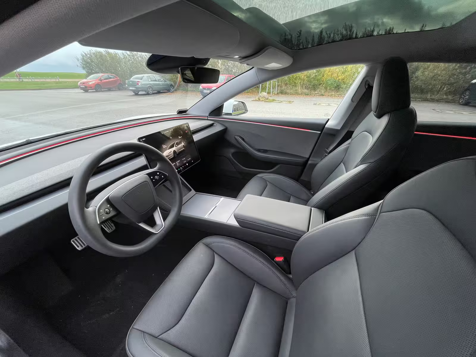 Hvid Tesla Model 3 fra 2024