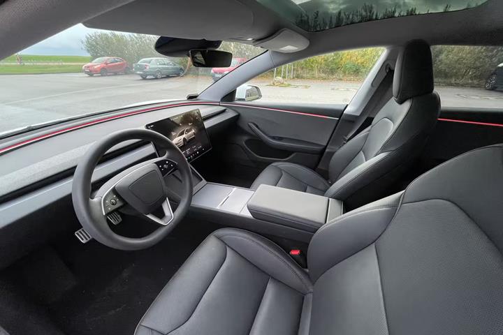 Hvid Tesla Model 3 fra 2024