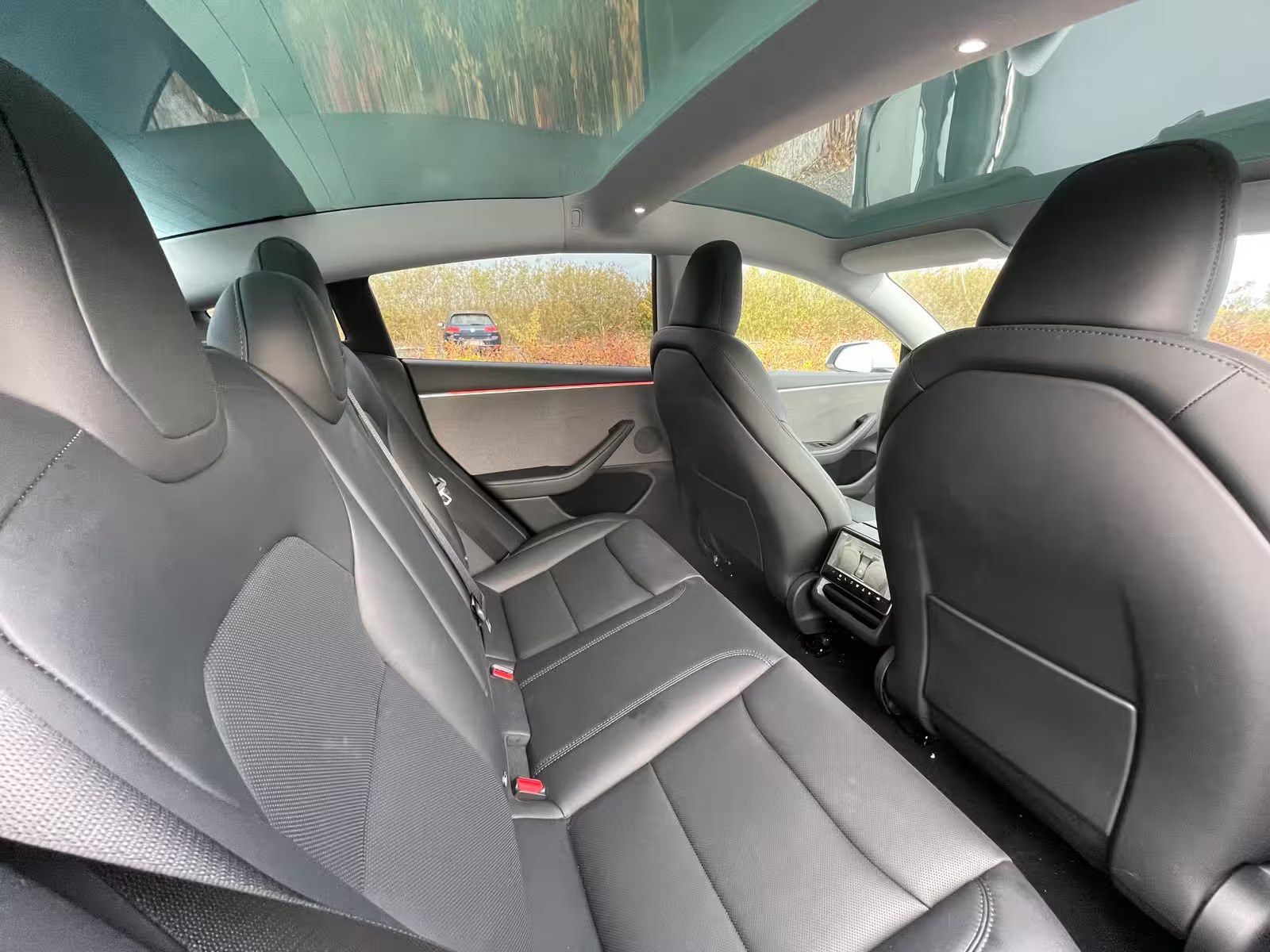 Hvid Tesla Model 3 fra 2024