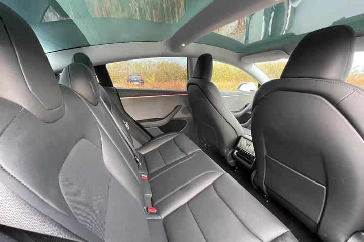 Hvid Tesla Model 3 fra 2024