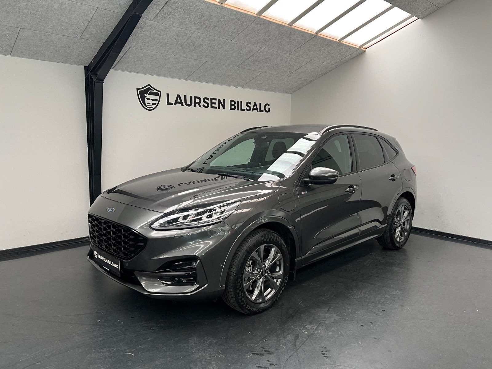 Grå Ford Kuga fra 2021