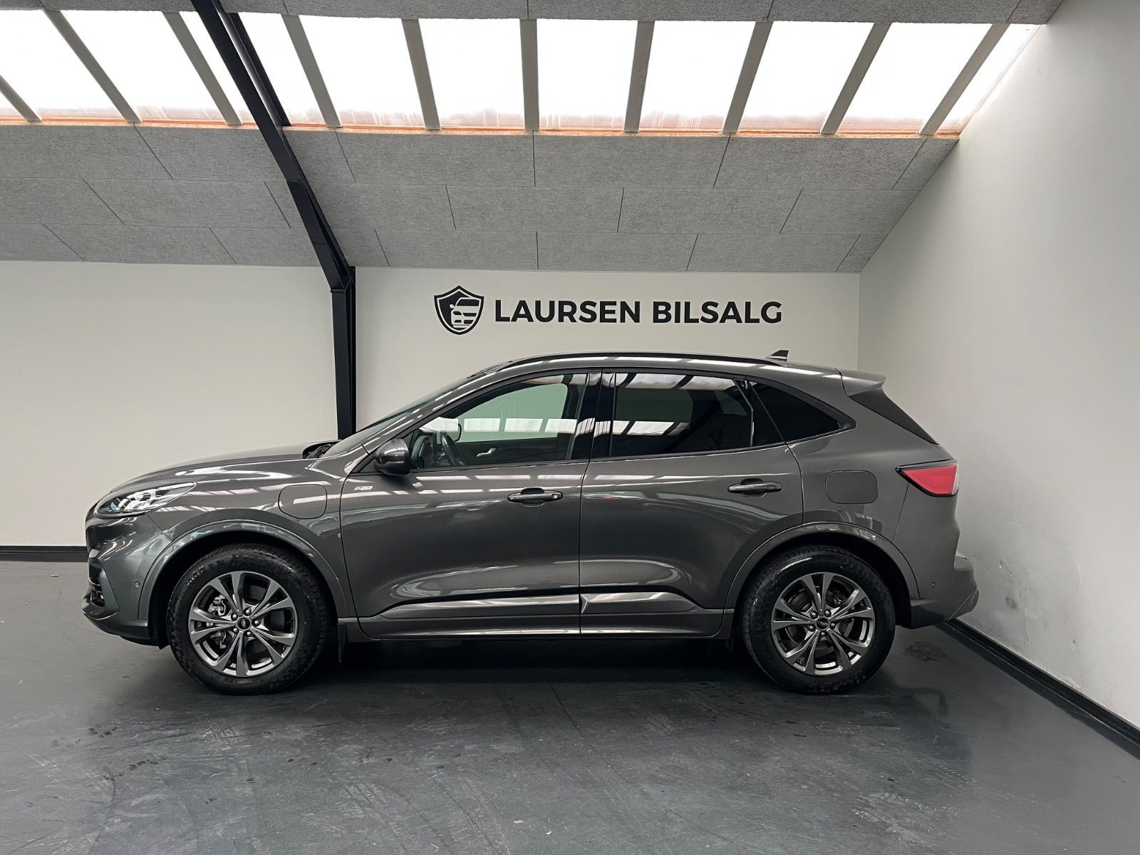 Grå Ford Kuga fra 2021