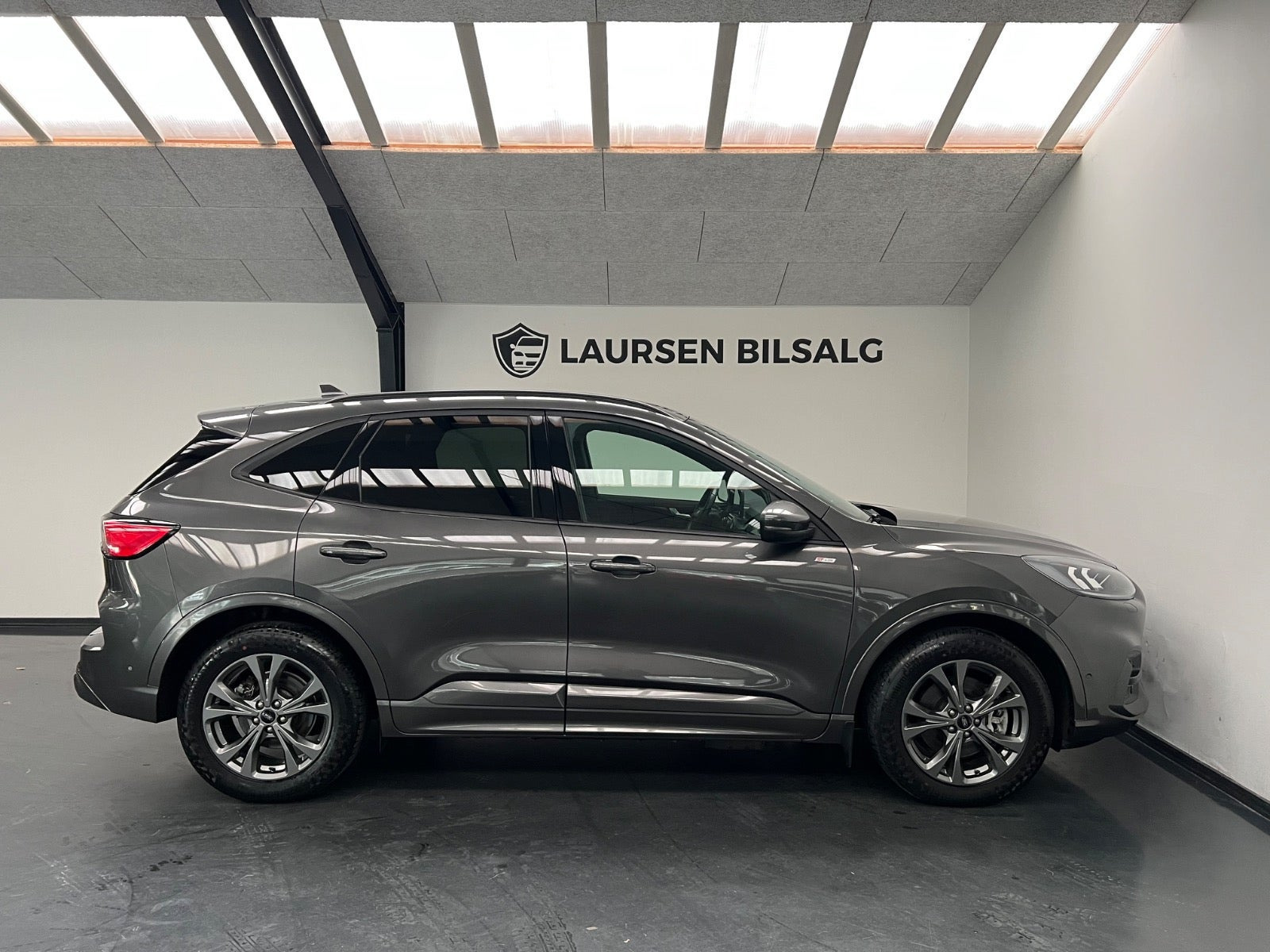 Grå Ford Kuga fra 2021