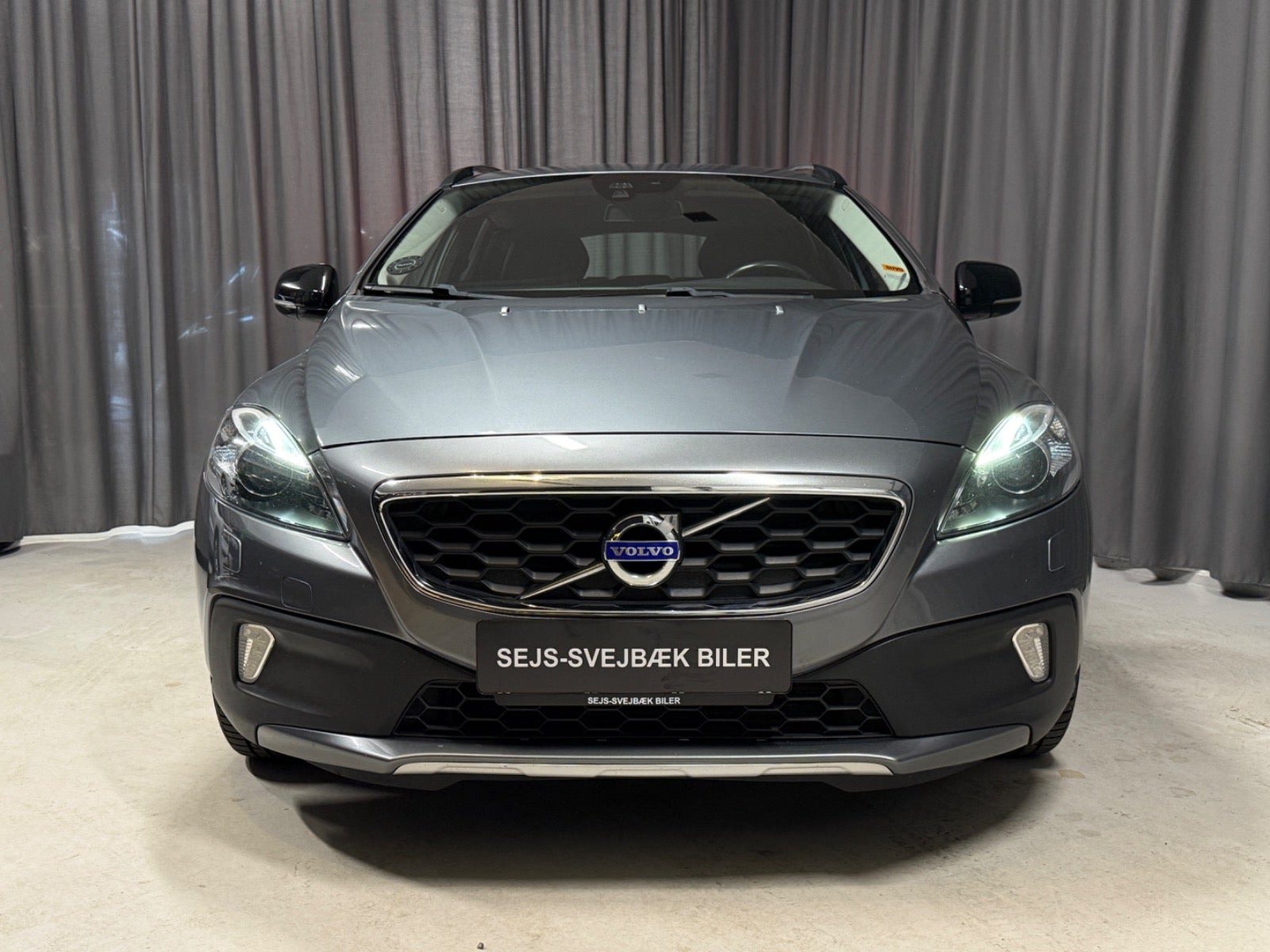 Grå Volvo V40 CC fra 2016