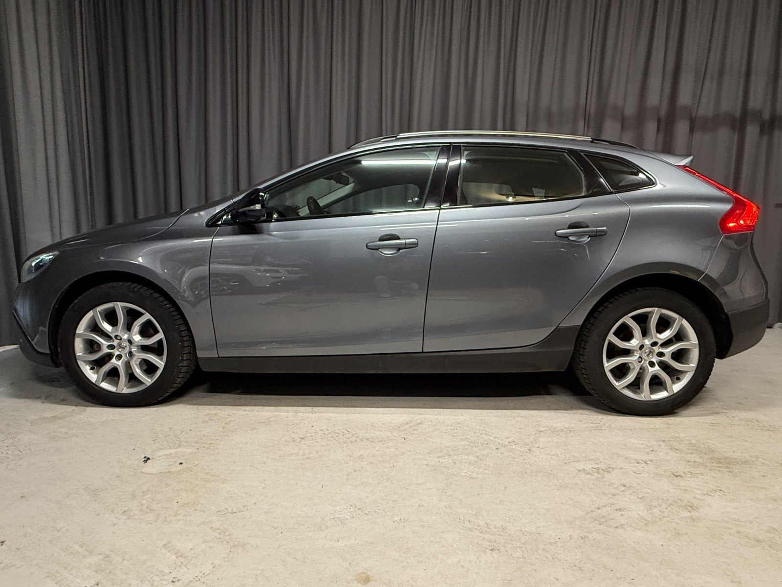 Grå Volvo V40 CC fra 2016