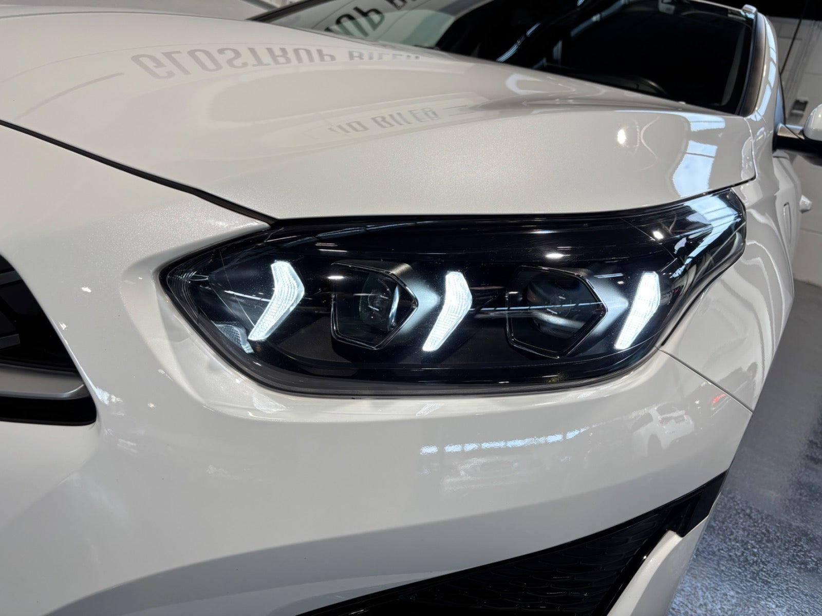 Hvid Kia Ceed fra 2023