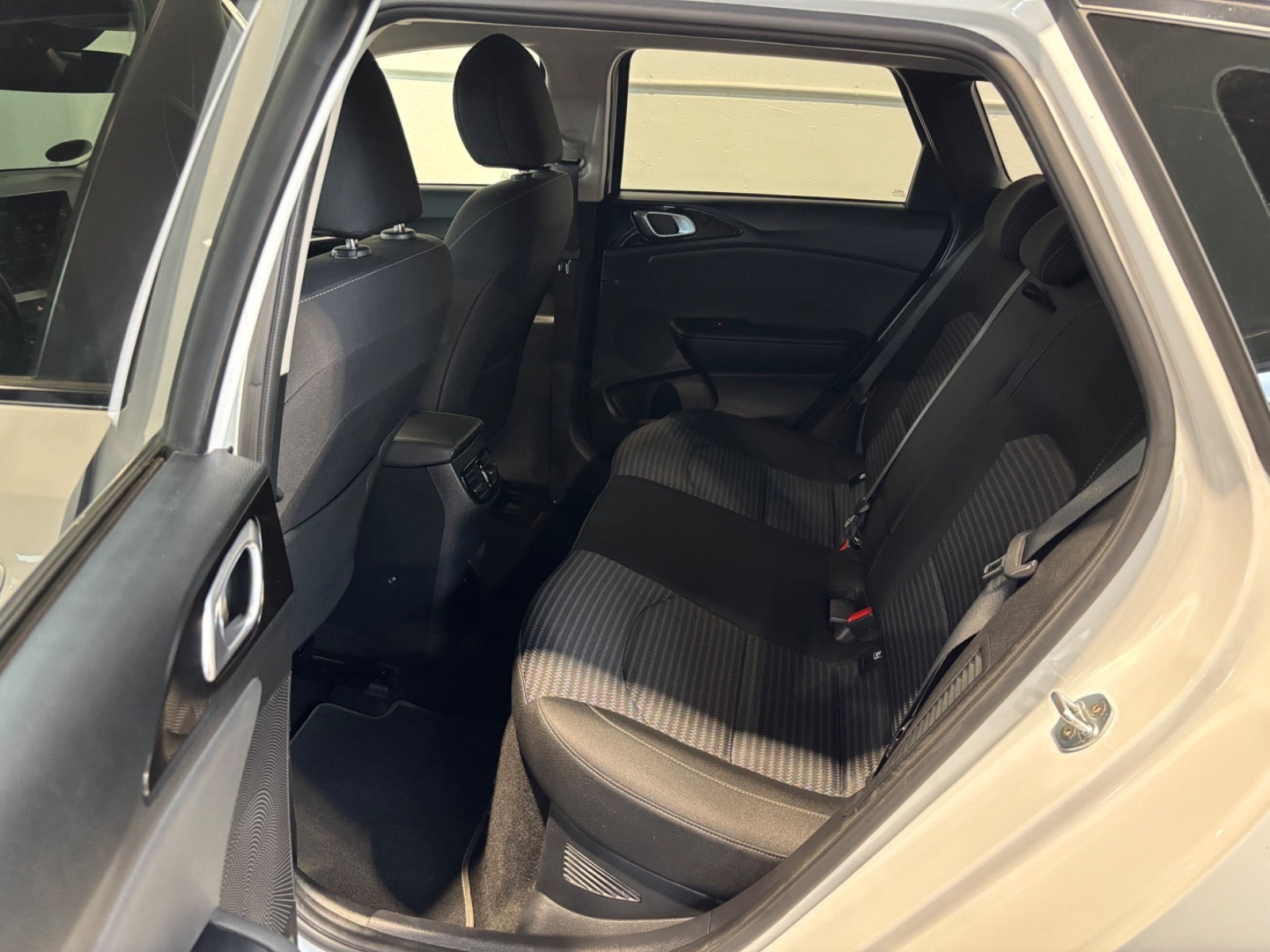 Hvid Kia Ceed fra 2023