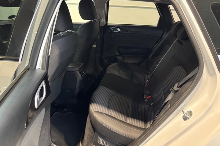 Hvid Kia Ceed fra 2023
