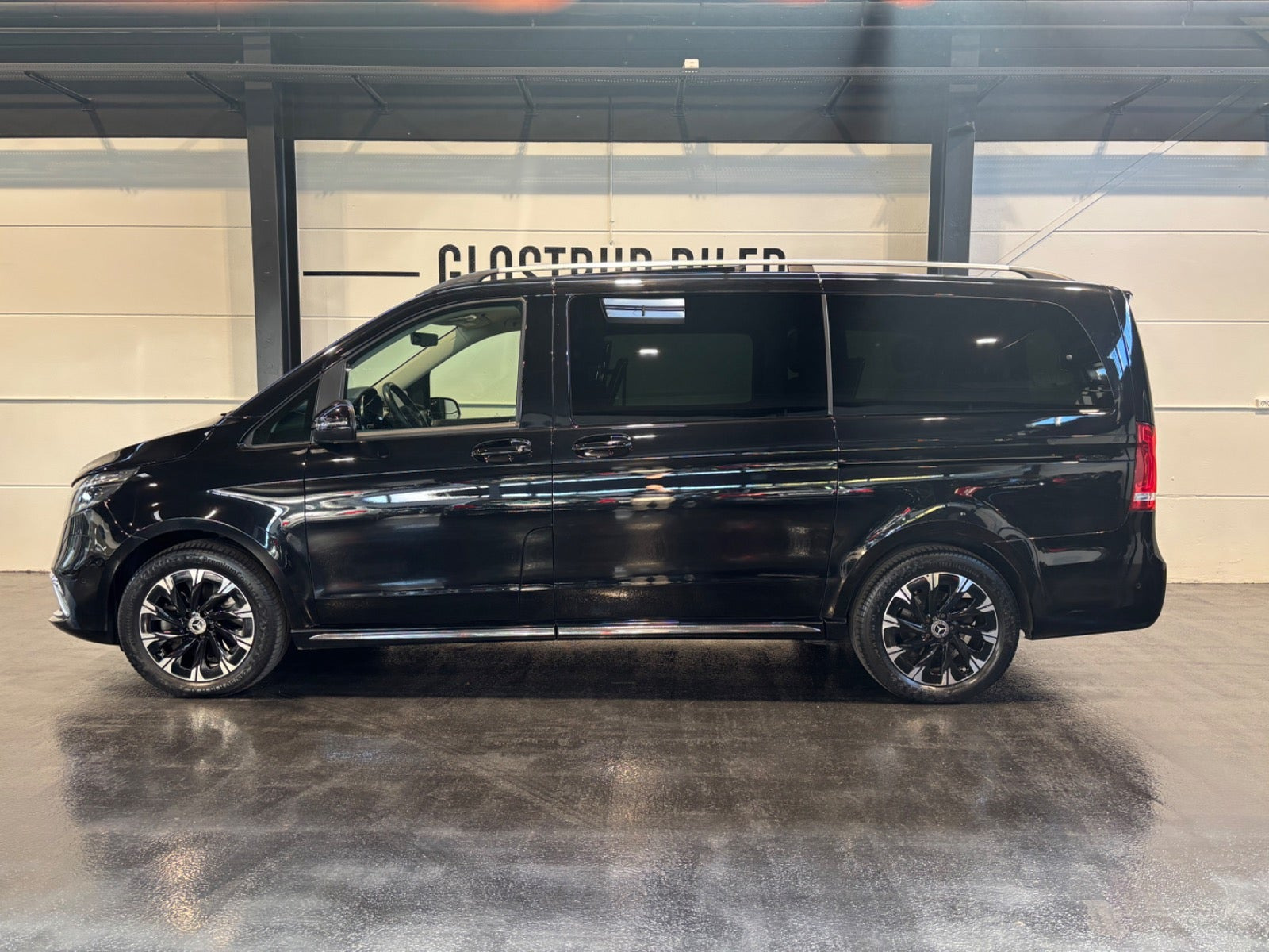 Sort Mercedes EQV300 fra 2023