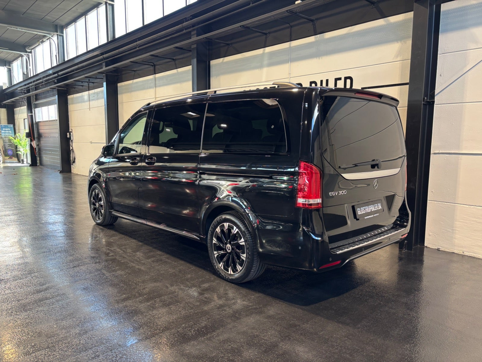 Sort Mercedes EQV300 fra 2023