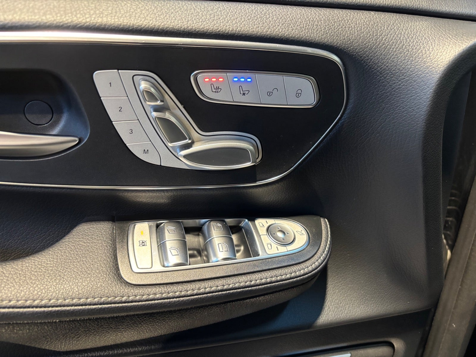 Sort Mercedes EQV300 fra 2023