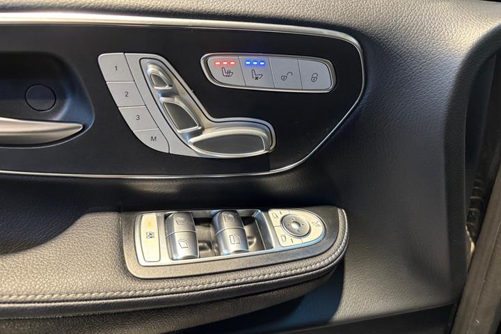Sort Mercedes EQV300 fra 2023