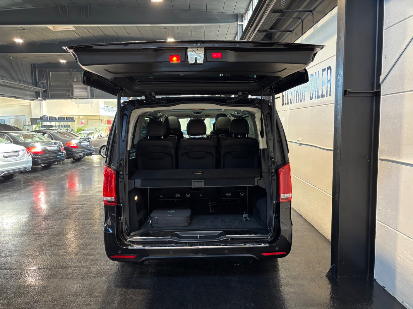 Sort Mercedes EQV300 fra 2023
