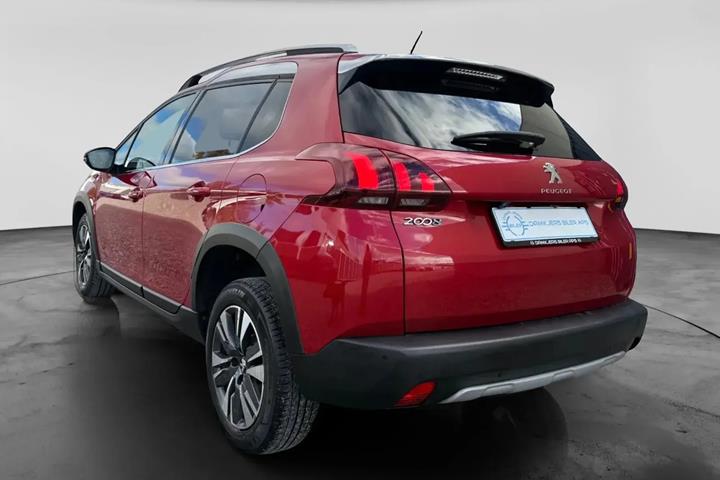 Rød Peugeot 2008 fra 2019