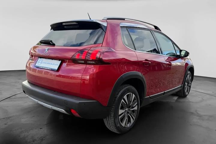 Rød Peugeot 2008 fra 2019