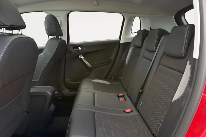 Rød Peugeot 2008 fra 2019