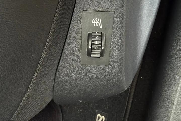 Rød Peugeot 2008 fra 2019