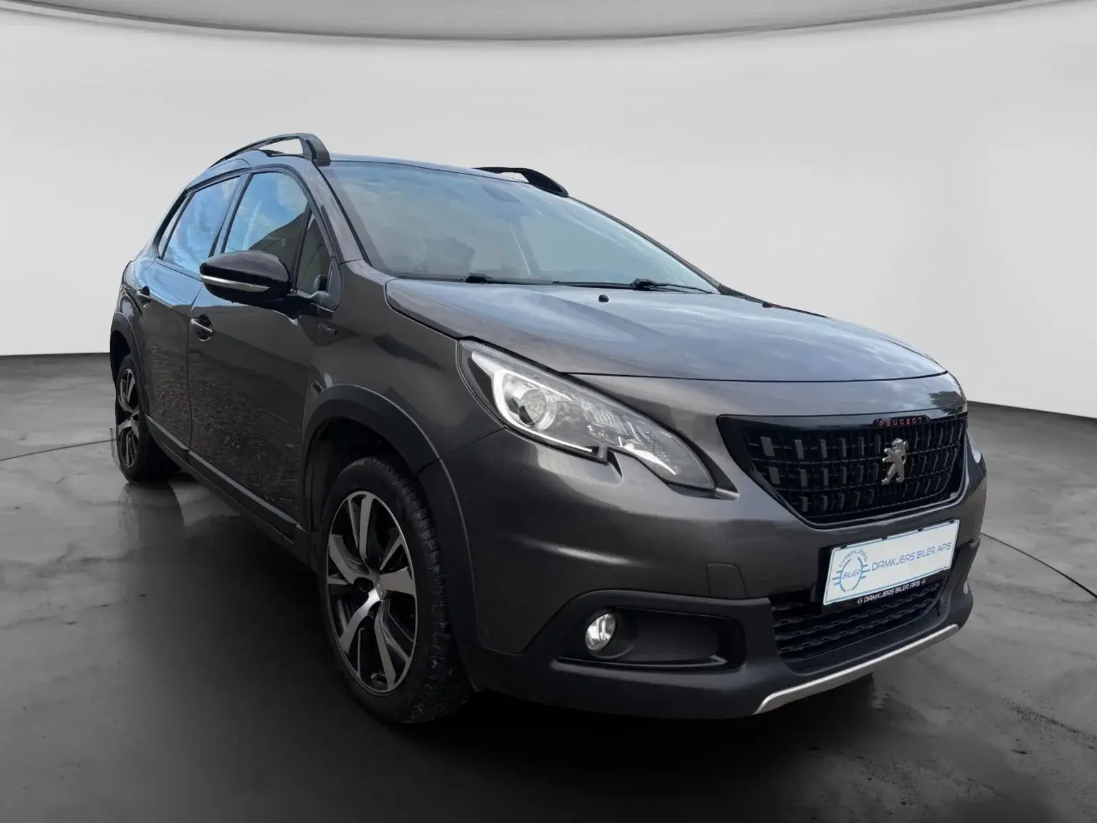 Grå Peugeot 2008 fra 2019