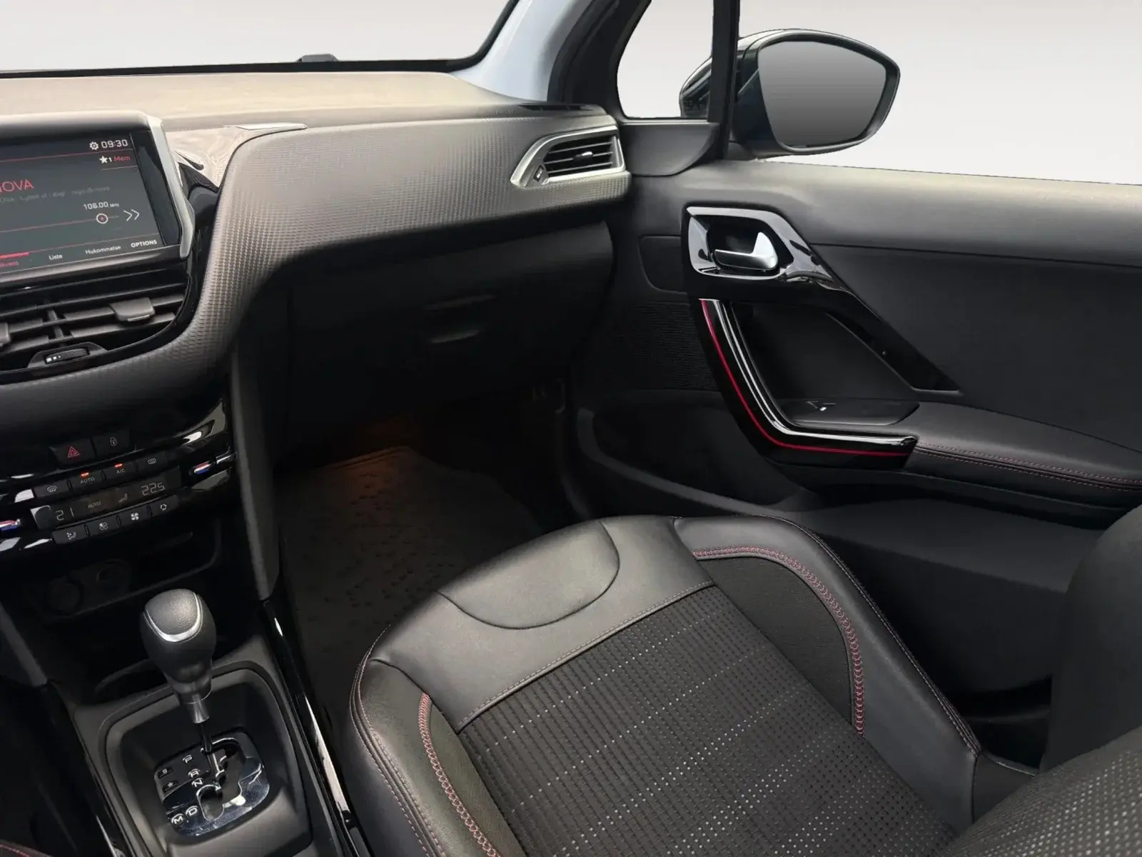 Grå Peugeot 2008 fra 2019