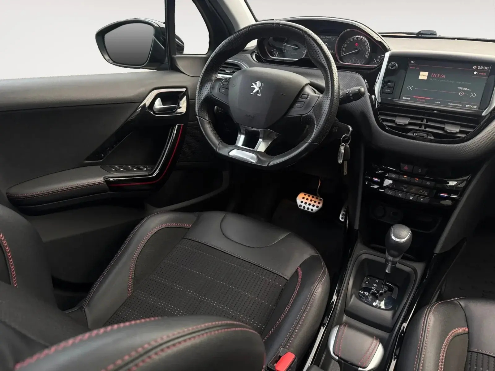 Grå Peugeot 2008 fra 2019