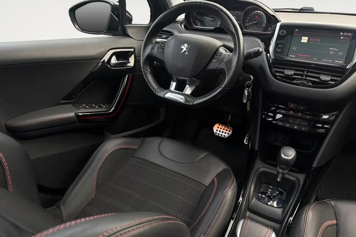 Grå Peugeot 2008 fra 2019