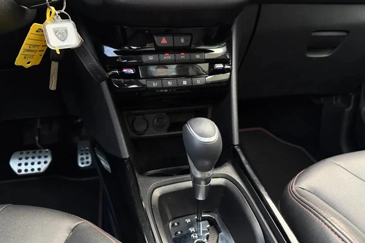 Sort Peugeot 2008 fra 2019