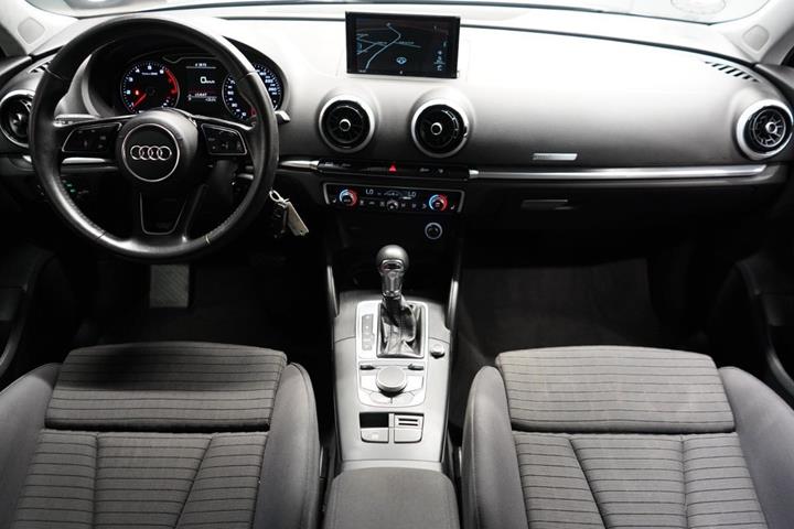 Grå Audi A3 fra 2017