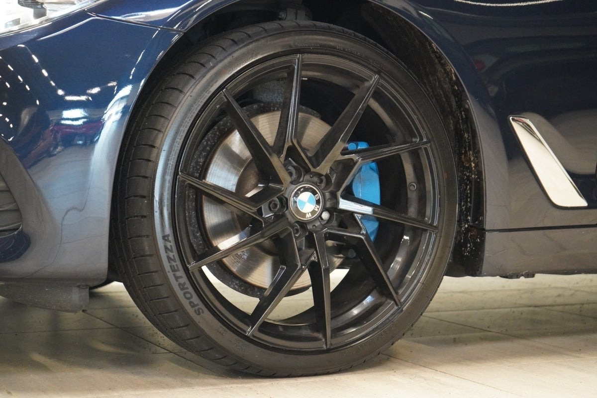Blå BMW 530i fra 2018
