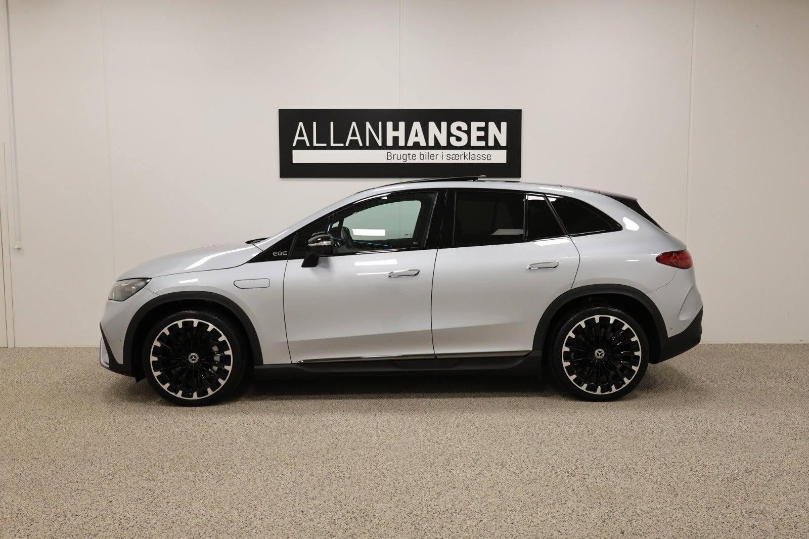 Sølv Mercedes EQE500 SUV fra 2023