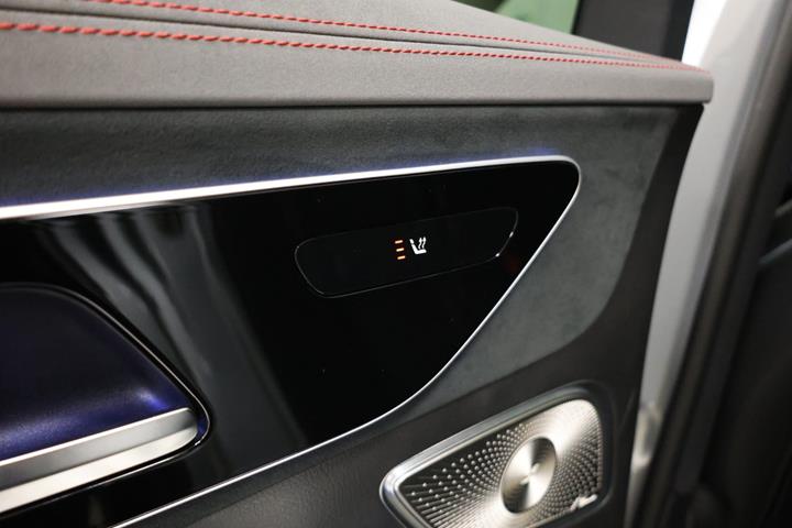 Sølv Mercedes EQE500 SUV fra 2023