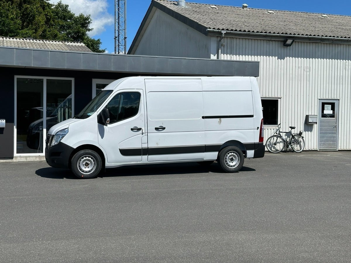 Hvid Nissan Interstar fra 2022
