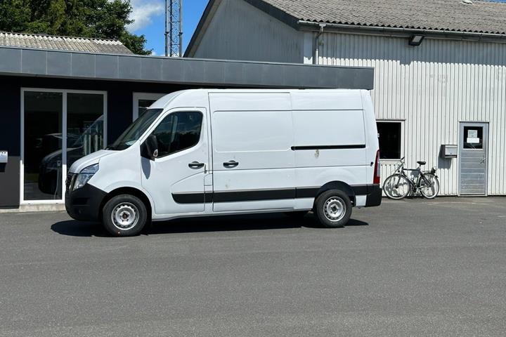 Hvid Nissan Interstar fra 2022