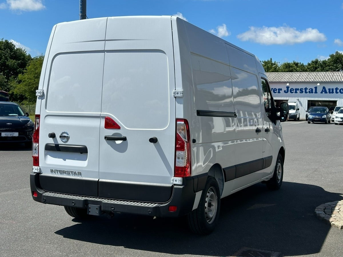 Hvid Nissan Interstar fra 2022