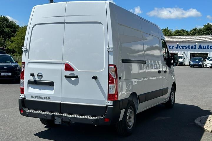 Hvid Nissan Interstar fra 2022