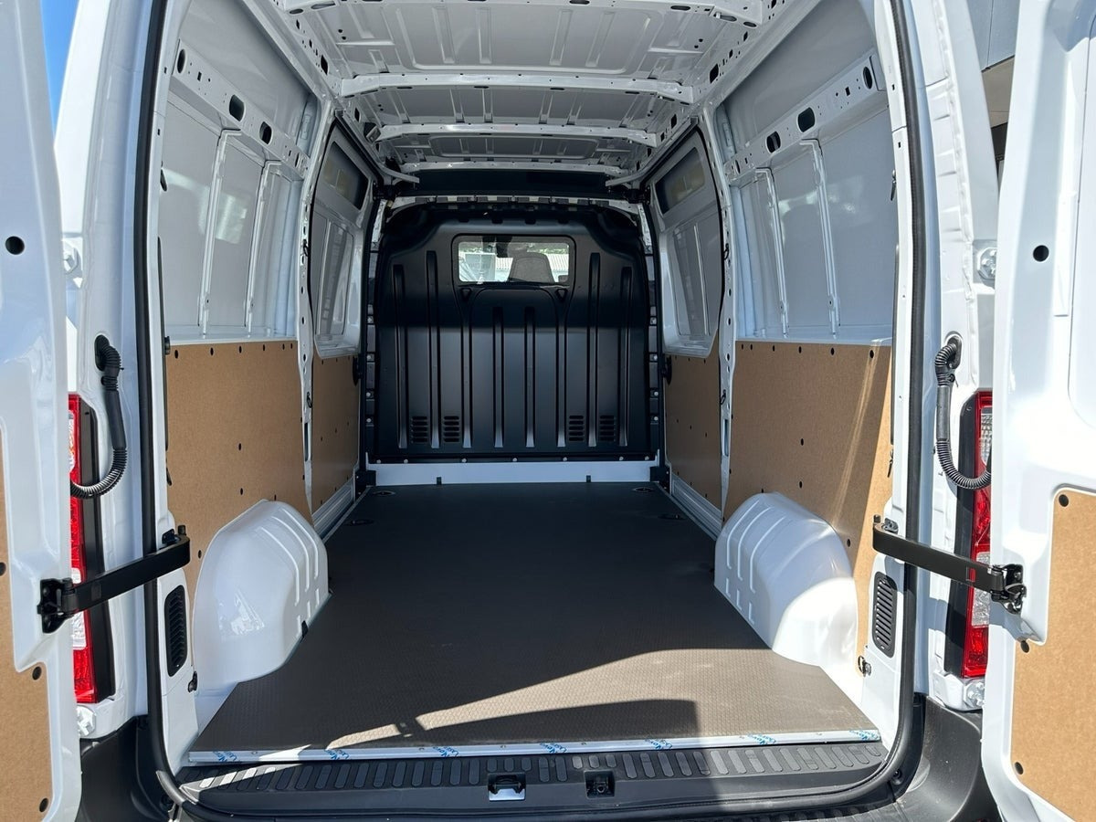 Hvid Nissan Interstar fra 2022