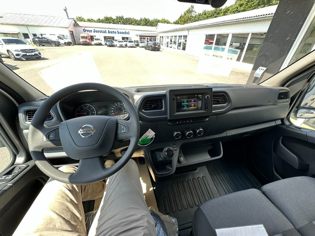 Hvid Nissan Interstar fra 2022