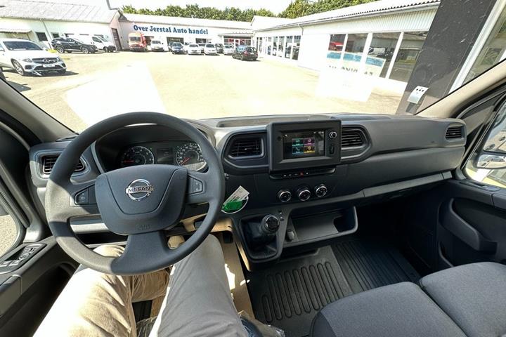 Hvid Nissan Interstar fra 2022