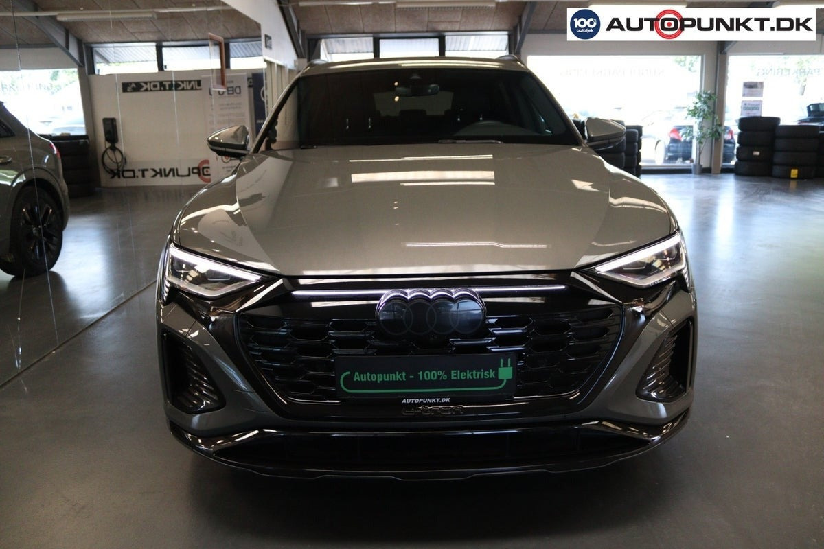 Grå Audi Q8 e-tron fra 2024