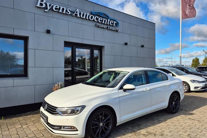 Hvid VW Passat fra 2015