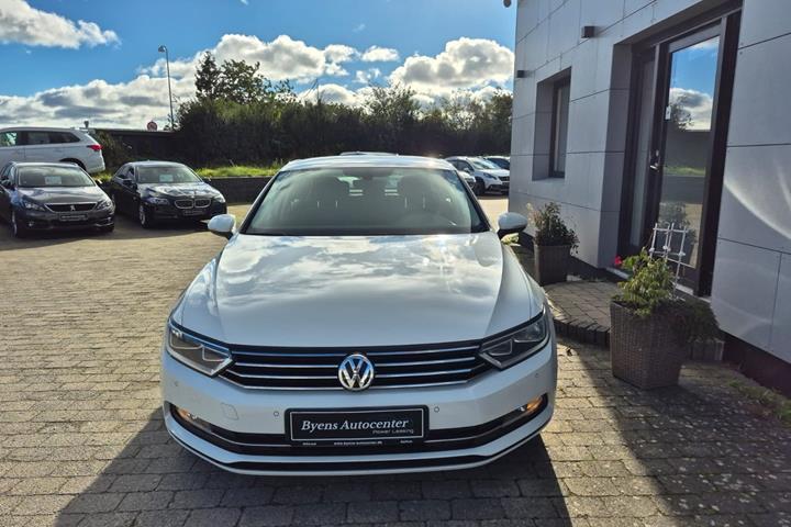 Hvid VW Passat fra 2015