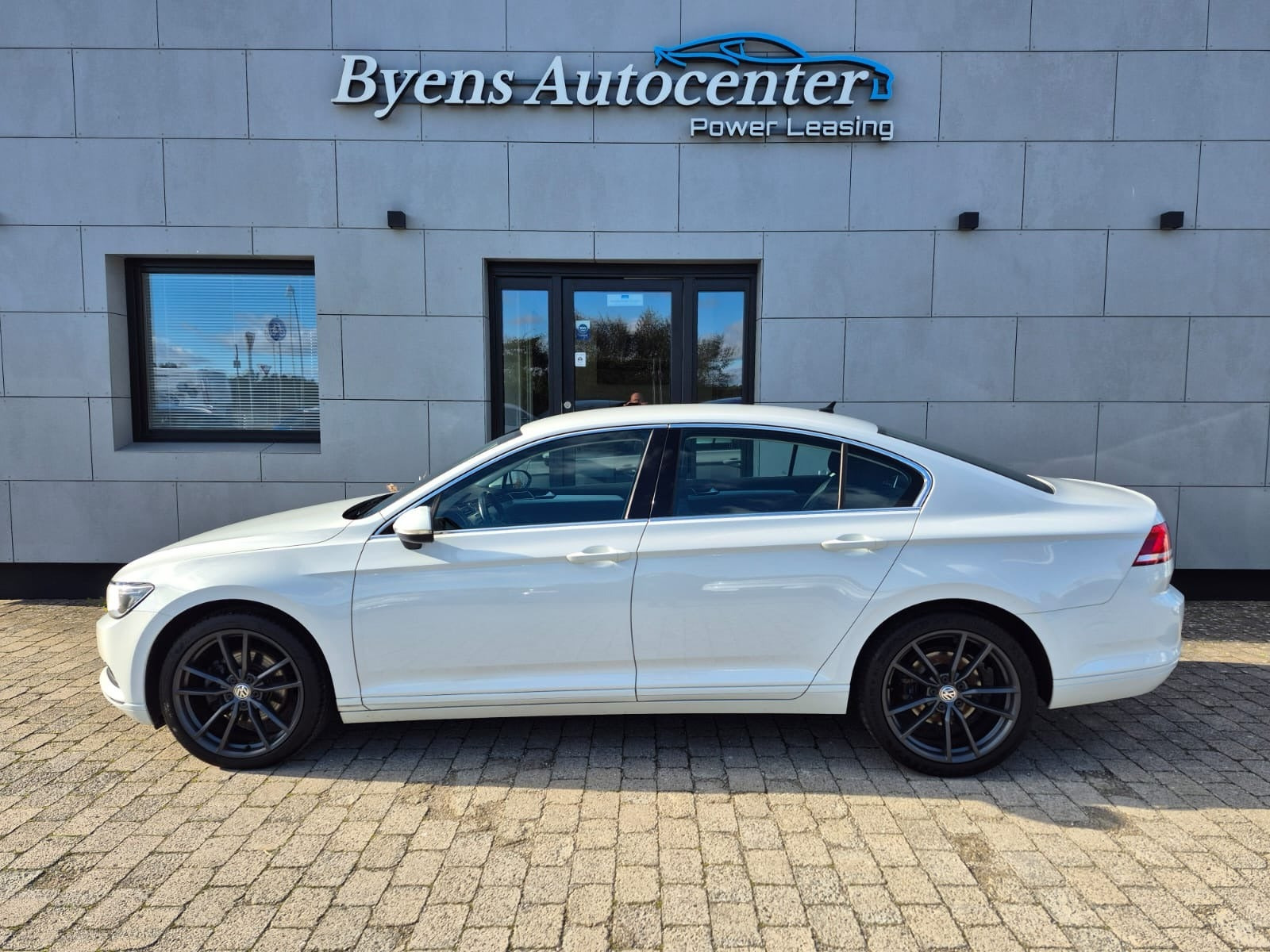 Hvid VW Passat fra 2015