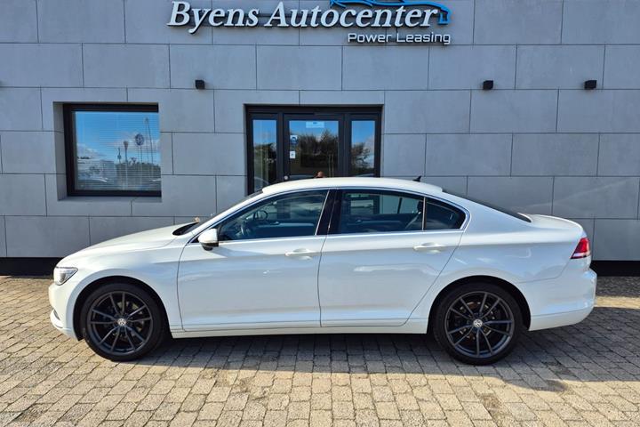 Hvid VW Passat fra 2015