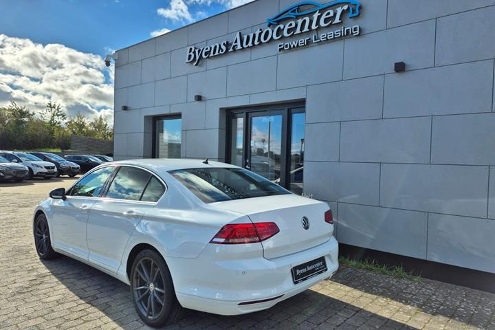 Hvid VW Passat fra 2015
